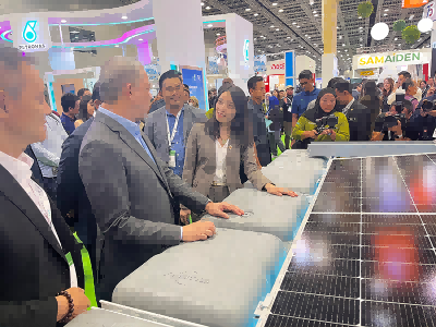 Fadillah Yusof 말레이시아 에너지부 장관과 동말레이시아 제2대 총리가 SolFirsTech 부스를 방문했습니다.
